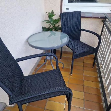 Apartment Am Dillich - Eigener Eingezaeunter Garten - Ruhige Lage - Hunde Willkommen - Vor Der Haustuer