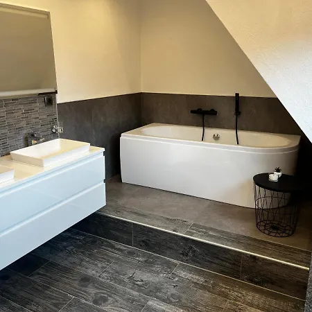 아파트 Am Dillich - Eigener Eingezaeunter Garten - Ruhige Lage - Hunde Willkommen - Vor Der Haustuer *