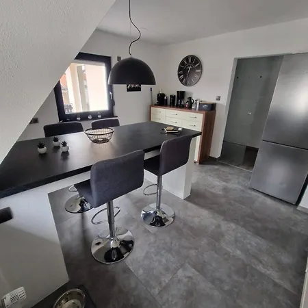 Apartment Am Dillich - Eigener Eingezaeunter Garten - Ruhige Lage - Hunde Willkommen - Vor Der Haustuer