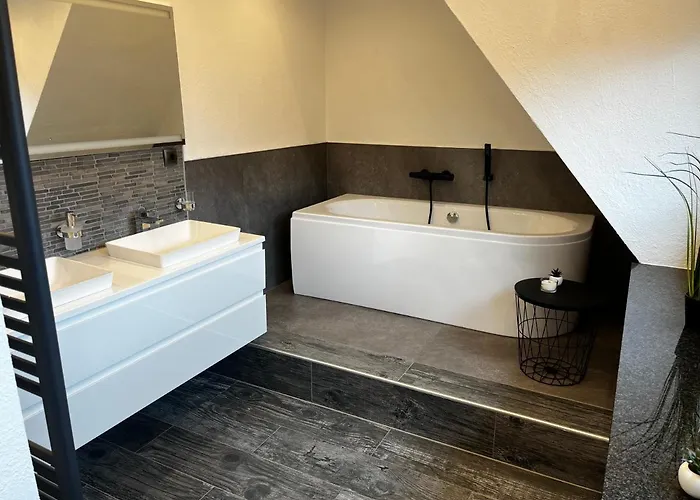 Apartment Am Dillich - Eigener Eingezaeunter Garten - Ruhige Lage - Hunde Willkommen - Vor Der Haustuer *